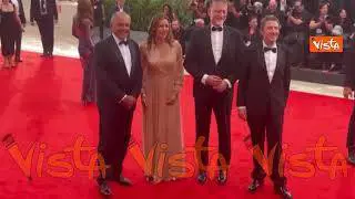 Venezia 82, il Ministro Giuli sfila sul red carpet della Mostra del Cinema
