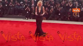 Venezia 82, Cate Blanchett sensualissima in total black sul red carpet della Mostra del Cinema