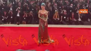Venezia 82, Rose Villain sfila sul red carpet della Mostra con abito metallico e cresta punk