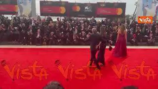 Venezia 82, il direttore della Mostra Alberto Barbera sul red carpet con la moglie Giulia Rosmarini