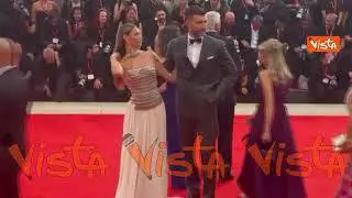 Venezia 82, Beatrice Valli elegantissima sfila sul red carpet della Mostra col marito Marco Fantini