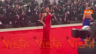 Venezia 82, Paola Turani sfila in rosso sul red carpet della Mostra del Cinema