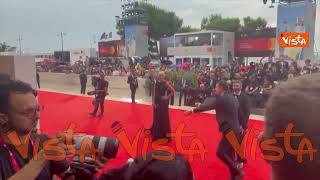 Venezia 82, Yuri Ancarani elegantissimo sul red carpet sorprende i fotografi con lo smalto rosso