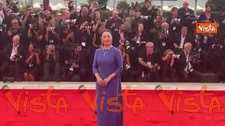 Venezia 82, la giurata della Mostra del Cinema Zhao Tao sul red carpet con un elegante abito viola