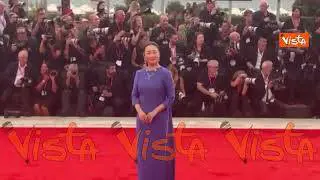 Venezia 82, la giurata della Mostra del Cinema Zhao Tao sul red carpet con un elegante abito viola