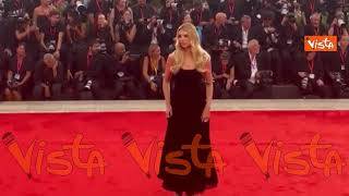 Venezia 82, Danielle Marcan sfila sul red carpet in total black con originale gioiello sul braccio