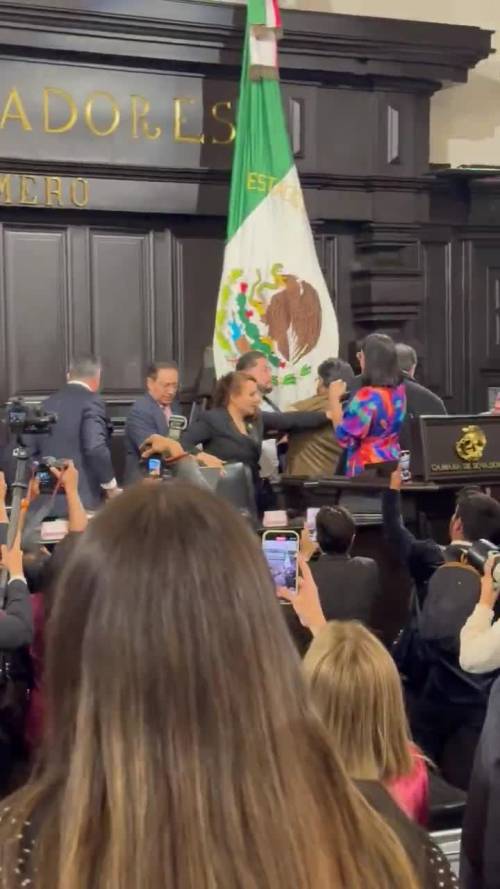 Messico, il video della rissa in Senato