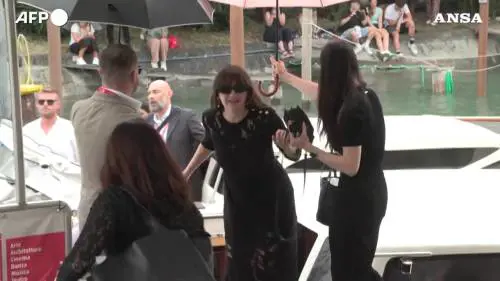 Venezia: Emma Stone, Adam Sandler e altre star sbarcano alla Mostra