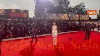 Venezia 82, Emma Stone brilla sul red carpet della Mostra del Cinema in un abito a palloncino