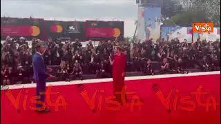 Venezia 82, Emanuela Fanelli in rosso per la seconda serata della Mostra