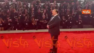 Venezia 82, Stavros Halkias sul red carpet del film Bugonia