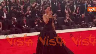 Venezia 82, Nojoud Alrumaihi sfila sul red carpet con un abito da fiaba tempestato di strass
