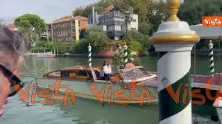 Venezia 82, Caterina Milicchio in posa per i fotografi al Lido per la Mostra del Cinema