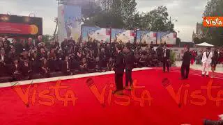 Venezia 82, Matteo Guerrieri sfila sul red carpet del film Bugonia alla Mostra del cinema