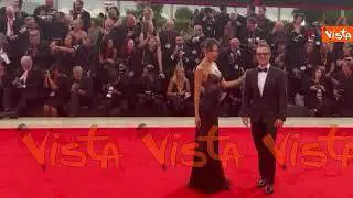 Venezia 82, Emi Renata Sakamoto sul red carpet con un abito sensualissimo in pizzo