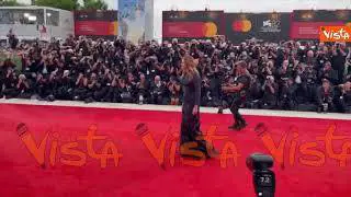 Venezia 82, Julia Roberts elegantissima in total black per la sua prima volta al Lido