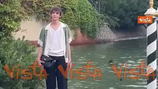Venezia 82, Giulio Feltri in posa per i fotografi al Lido