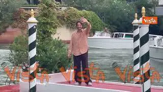 Venezia 82, Paolo Strippoli in posa per i fotografi al Lido