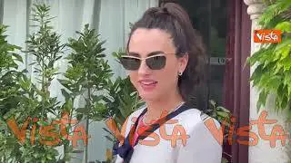 Venezia 82, Romana Maggiora Vergano al Lido con romantica giacca bianca e fiocchi