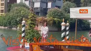 Venezia 82, Paola Bettinaglio in posa per i fotografi al Lido