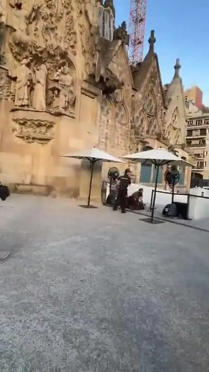 Due attiviste lanciano vernice rossa sulla Sagrada Familia