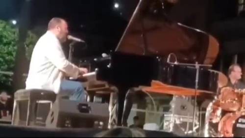 Rafael Gualazzi, l'incidente choc sul palco: il video