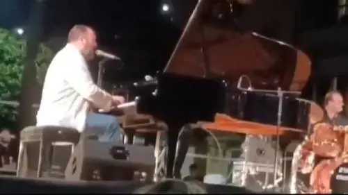 Rafael Gualazzi, l'incidente choc sul palco: il video