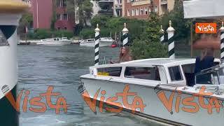 Venezia 82, Sophie Codegoni arriva al Lido a bordo di un taxi acqueo