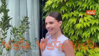 Venezia 82, l'influencer Maryna in posa per i fotografi al Lido lancia loro baci
