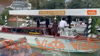 Venezia 82, Fotinì Peluso saluta i fotografi al suo arrivo al Lido a bordo di un taxi acqueo