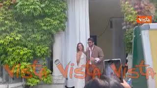 Venezia 82, Angela Caloisi e Paolo Crivellin arrivano al Lido, poi posano per i fotografi