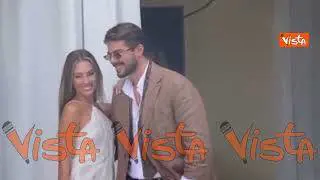 Venezia 82, il bacio di Angela Caloisi e Paolo Crivellin davanti ai fotografi al Lido