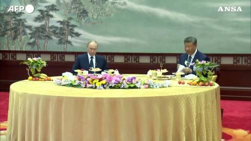Xi e Putin bevono il tè prima della parata militare