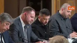 Zelensky a Parigi ricevuto da Macron all'Eliseo. L'abbraccio fra i due leader