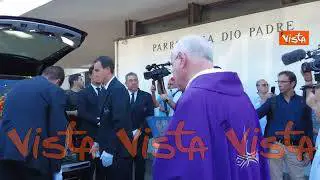 Il feretro di Emilio Fede lascia la Chiesa di Dio Padre a Milano 2