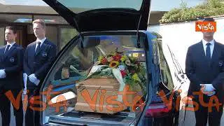 L'arrivo del feretro di Emilio Fede alla Chiesa di Dio Padre a Milano 2