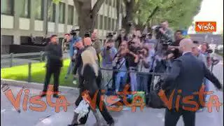 L'arrivo di Donatella Versace con un mazzo di fiori alla Camera ardente di Giorgio Armani
