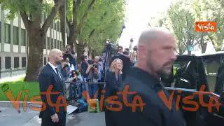 Donatella Versace lascia la Camera ardente del re della moda Giorgio Armani