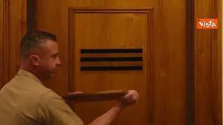 Il Pentagono diventa il Dipartimento della Guerra, ecco il cambio della targa sulla porta di Hegset