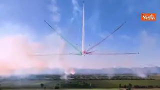 La Pattuglia Acrobatica Nazionale dedica la manovra "Scintilla" al genio creativo di Giorgio Armani