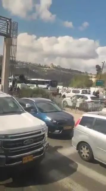 Il momento dell'attentato su un bus a Gerusalemme