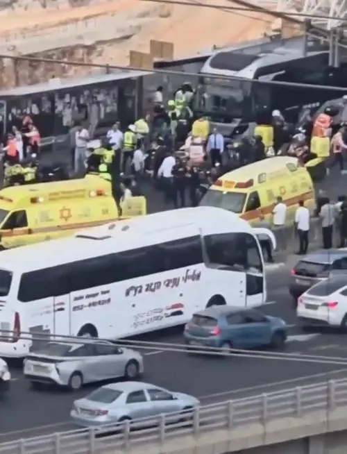 I soccorritori arrivano sul luogo dell'attentato a Gerusalemme