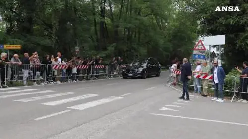 Funerali di Armani: l'arrivo del feretro a Rivalta