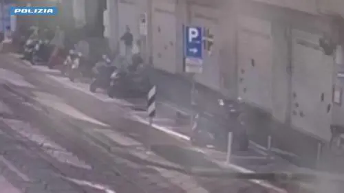 Algerino strappa le collane ad un'anziana e scappa: il video della rapina