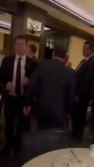 Proteste a Washington: cori contro Trump fuori da un ristorante