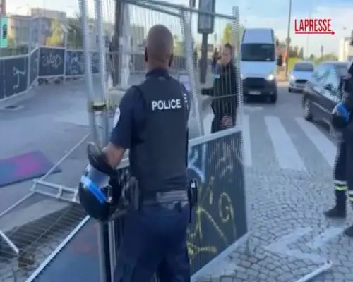 Barricate contro la polizia: in piazza la rabbia francese contro Macron