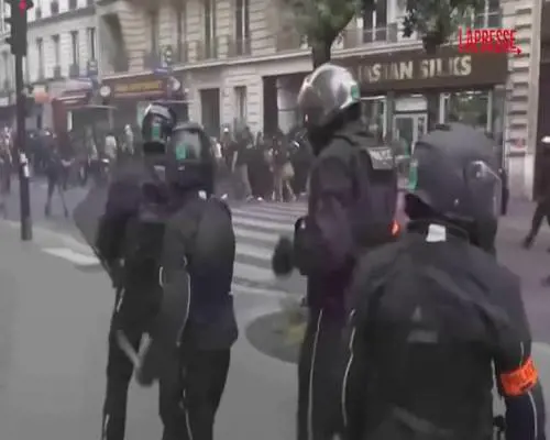 Fumogeni e scontri a Parigi: tensione nella capitale francese
