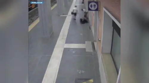 Foggia, turista rapinata due volte in pochi minuti: il video della polizia