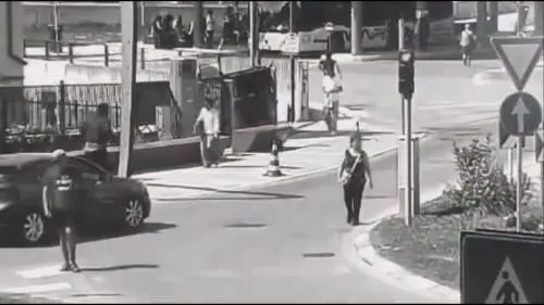 Il nigeriano si avventa contro la giovane e la colpisce con forza al volto: il video dell'aggressione