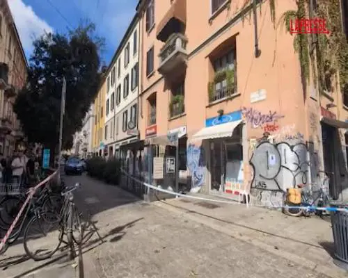 Milano, sangue in pieno centro: accoltellato durante una lite in via Sarpi